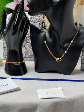 طقم Dior ذهبي