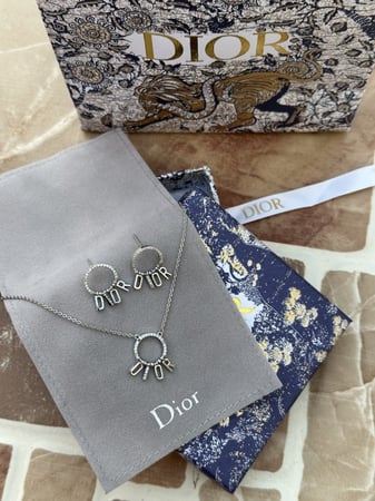 سلسال Dior معدن فضي