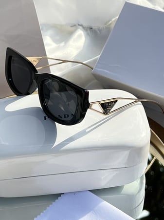 نظارة PRADA أطار ذهبي - عدسه أسود