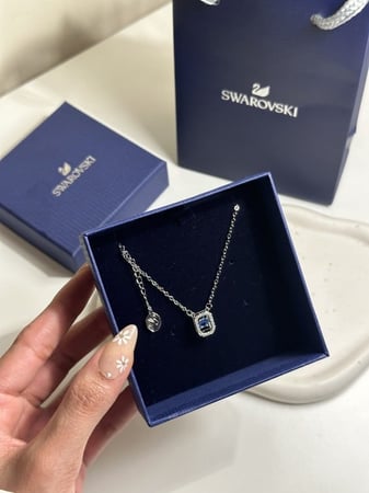 سلسال سوارفيسكي ميلينا فضي بكريستالة زرقاء