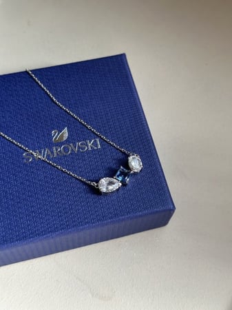 سلسال سوارفيسكي فضي كريستالة زرقاء