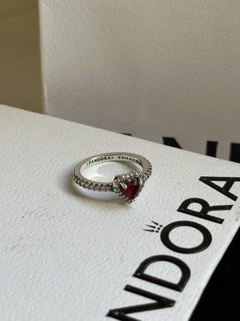 خاتم باندورا PANDORA فضي كريستالة حمراء