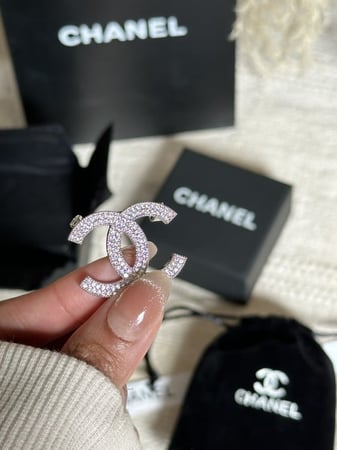بروش CHANEL فضي