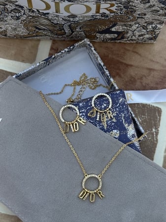 سلسال Dior معدن ذهبي