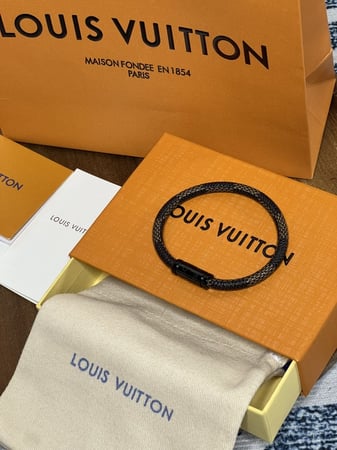 إسوارة LOUIS VUITTON جلد ومعدن ذهبي