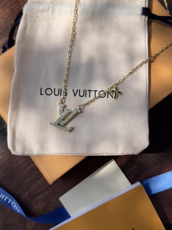 سلسال LOUIS VUITTON ذهبي