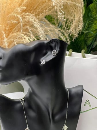 سلسال شوكر Van cleef المميز مع حلق