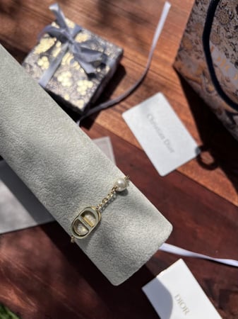 اسوارة  Dior ذهبي