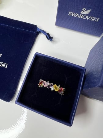 خاتم سوارفيسكي .