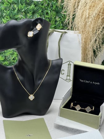 طقم van cleef  ذهبي- صدفي