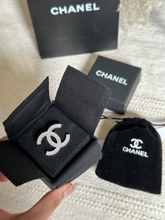 بروش CHANEL فضي