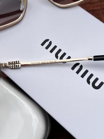 نظارة miu miu ملونه