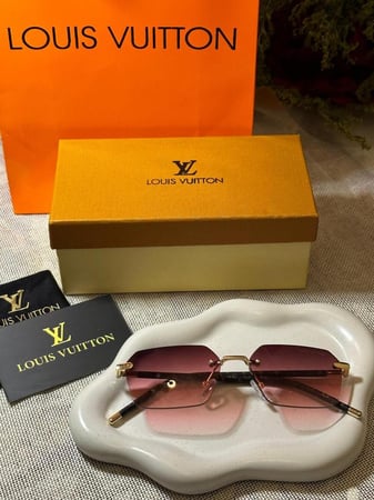 نظارة LOUIS VUITTON وردي مدرج