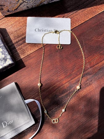 سلسال Dior ذهبي  لؤلؤة