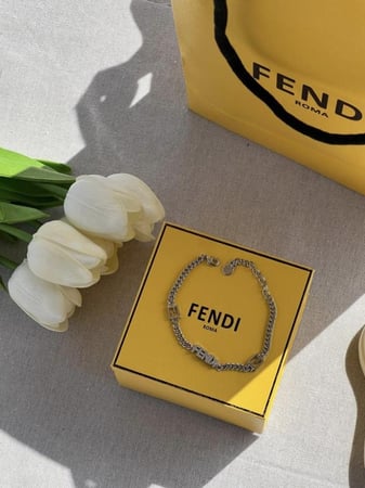 إسوارة fendi معدن فضي