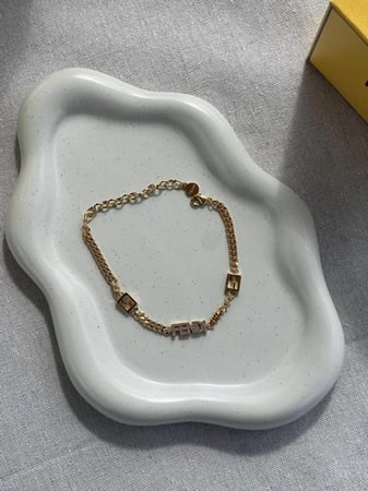 إسوارة fendi معدن ذهبي