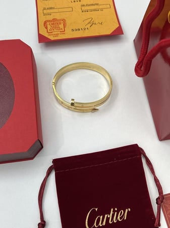 اسوارة كارتير ذهبي