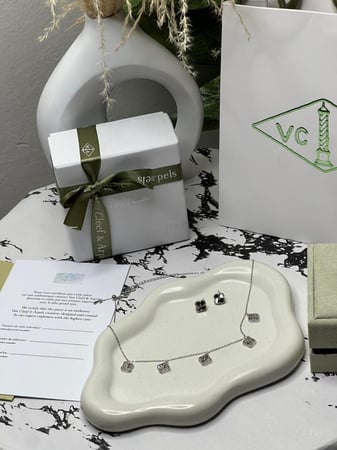 سلسال شوكر Van cleef المميز مع حلق