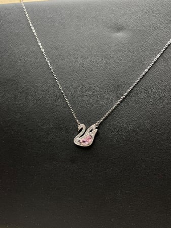 سلسال سوارفيسكي فضي كريستالة - وردي