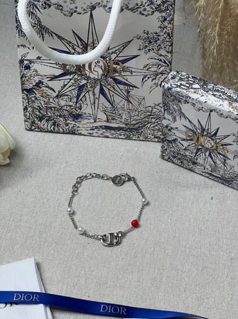 إسوارة Christian Dior فضي