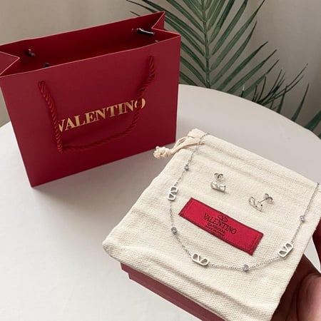 سلسال مع حلق VALENTINO