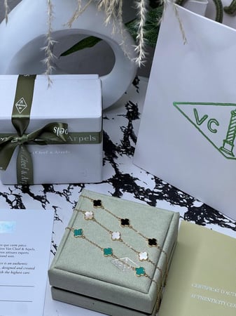 أسوارة  Van cleef ذهبي وردة