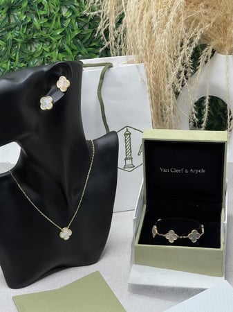 طقم van cleef  ذهبي- صدفي