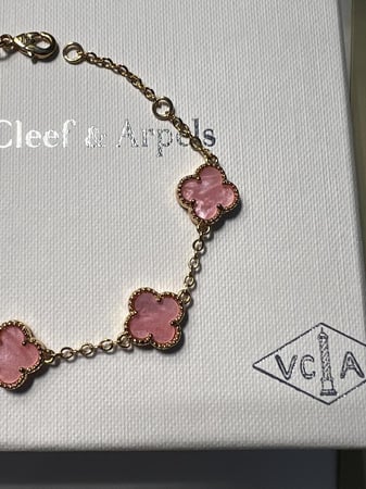 اسوارة van cleef وردي مموج حجم صغير