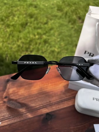 نظارة PRADA لونين