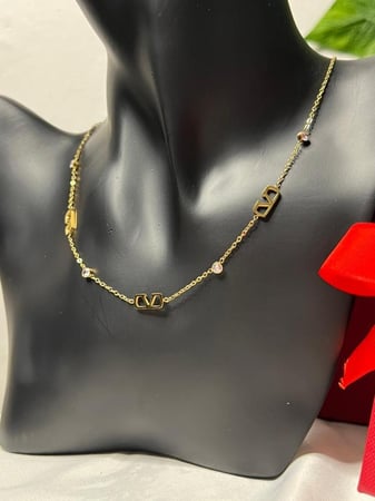 سلسال مع حلق VALENTINO فصوص