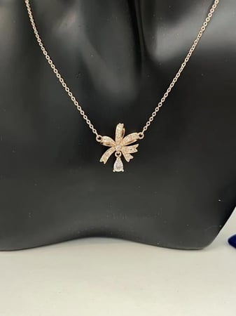 سلسال سوارفيسكي قولد روز كريستالة