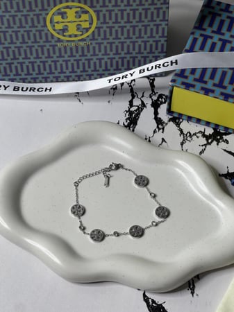 إسوارة TORY BURCH معدن فضي بفصوص