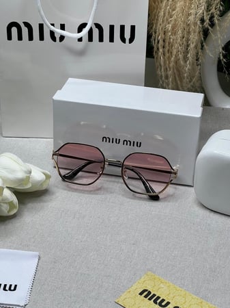 نظارة MIU MIU