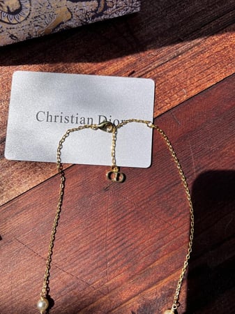 سلسال Dior ذهبي  لؤلؤة