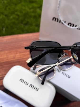 نظارة miu miu ملونه