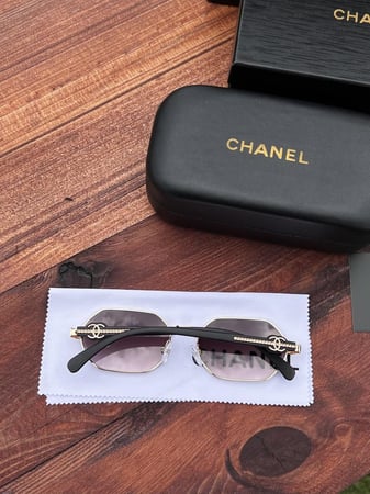 نظارة CHANEL اطار اسود - عدسة وردي مدرج