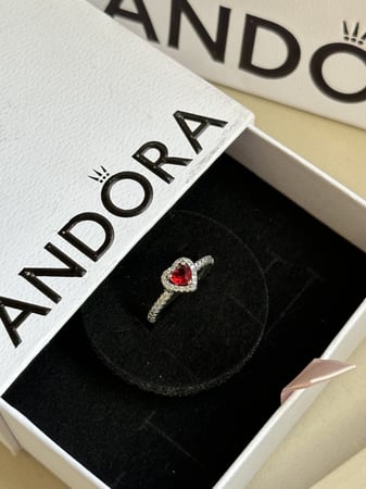 خاتم باندورا PANDORA فضي كريستالة حمراء