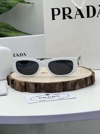 نظارة PRADA المشهوره بإيطار ابيض