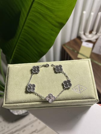 إسوارة Van cleef فضي