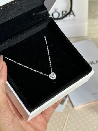 سلسال باندورا PANDORA فضي كرستالة أبيض