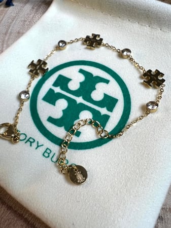 إسوارة TORY BURCH معدن ذهبي بفصوص