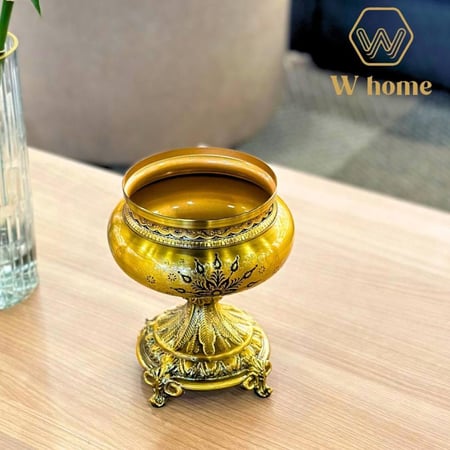 حامل ذهبي مزخرف