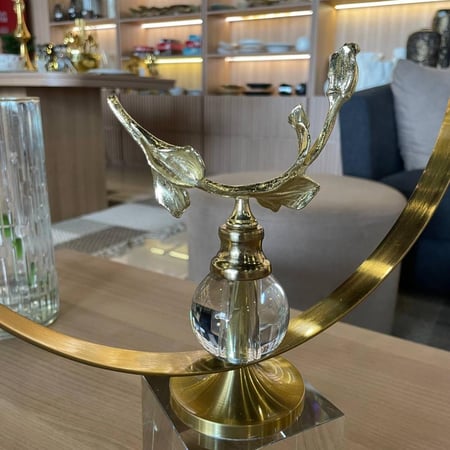 تحفة ذهبية بقاعدة