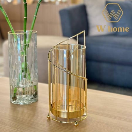 فازة بحامل ذهبي