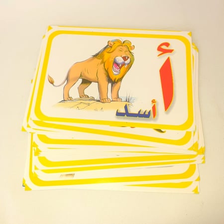 بطاقات الحروف الهجائية كل بطاقة فيه الحرف مع صورة مع كلمة تبدأ بنفس الحرف و في الخلف تطبيقات عملية للحرف