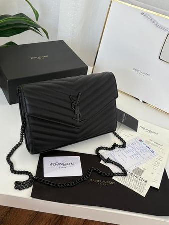 حقيبة YSL السوداء: رمز الأناقة والفخامة العصرية