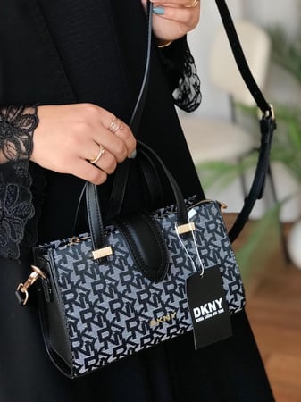 حقيبة DKNY بتصميم أنيق باللونين الأسود والرمادي: لمسة من الفخامة في كل إطلالة