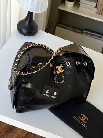 حقيبة شانيل السوداء: أناقة كلاسيكية وفخامة لا تُضاهى