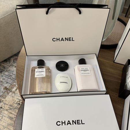 مجموعة شانيل  مع ملحقاته
