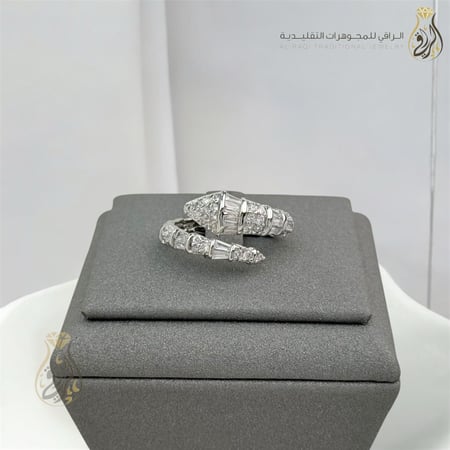 خاتم فضي مرصّع بفصوص لامعة